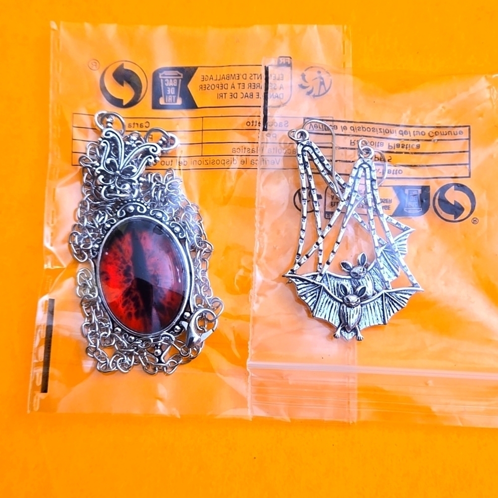🎃🎃Gothic Blood Red Cat's Eye Charm Necklace & Bat Earrings Silver - Halloween